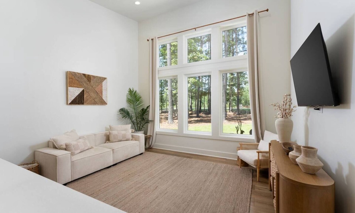 Wilmington House | Luxe 2BR Bungalow w/Pool, Fire Pit + Yoga Deck, Tent - Near Beaches + 10 min to DT