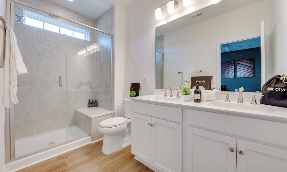 Mountain Island House | Luxe King 4BR Townhouse to Uptown CLT