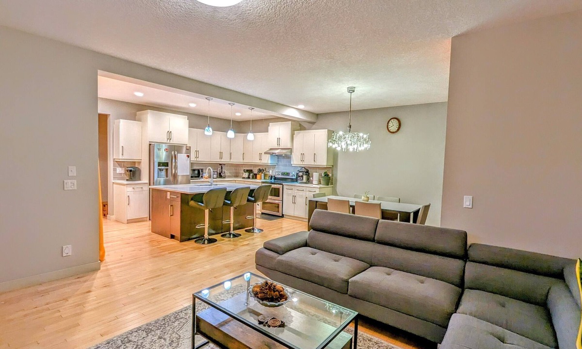 Cochrane House | Luxurious with Firepit, BBQ, k/garden, Workspace