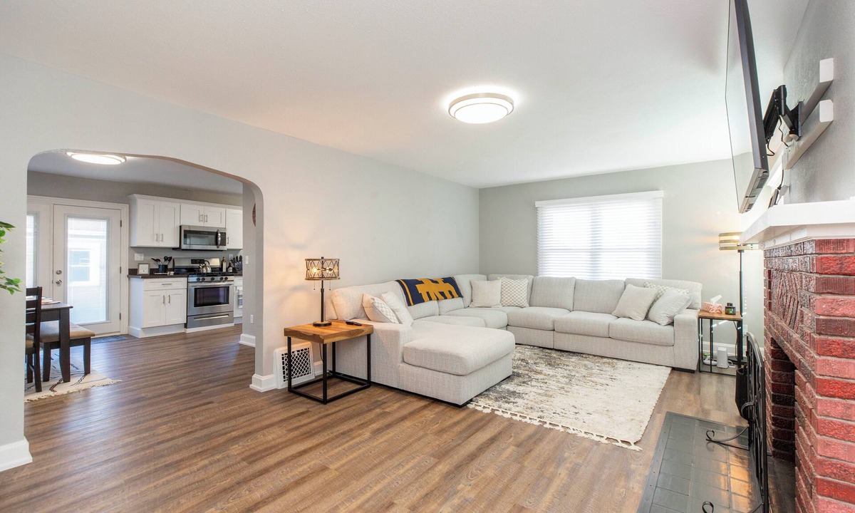 Near Northwest House | Luxury 4 BR 2 BA home walking distance to Notre Dame