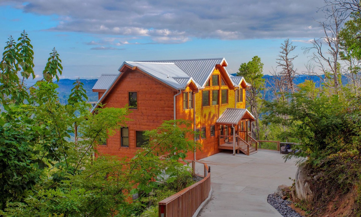 Chalet Village North Cabin | Luxury 6BR Cabin, Indoor Heated Pool, Theater Room, Mt. LeConte Views, Sleeps 18