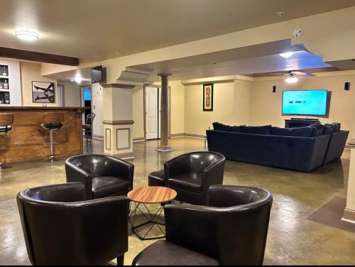 Croom House | Luxury BnB Guest suite with movie theater, Lounge and Gameroom