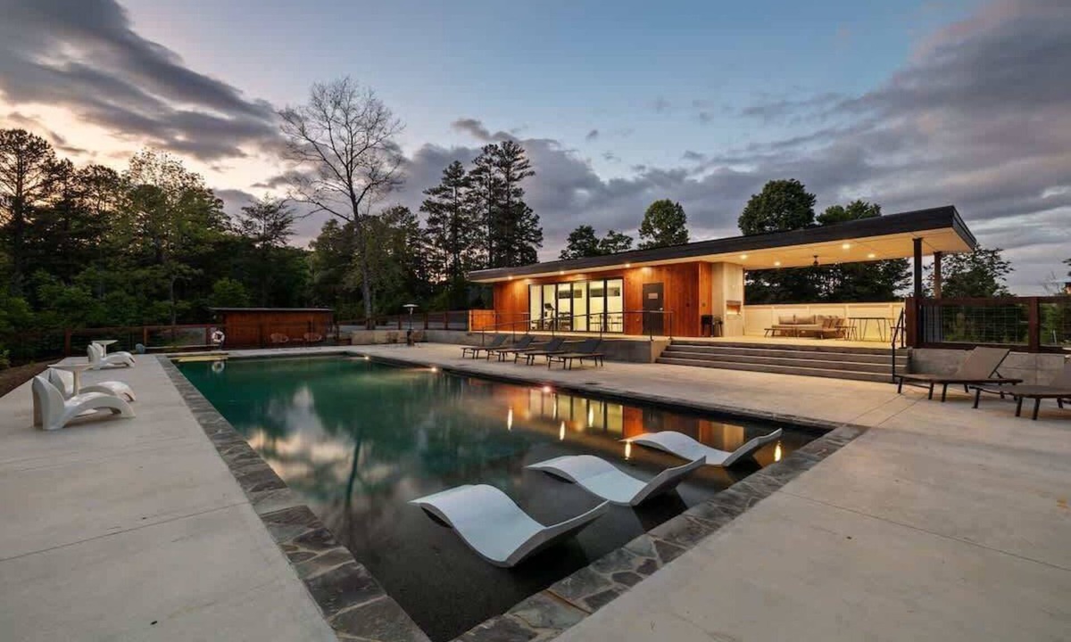 Young Harris Apartment | Luxury Container | Fire Pit Sauna & Pool Access