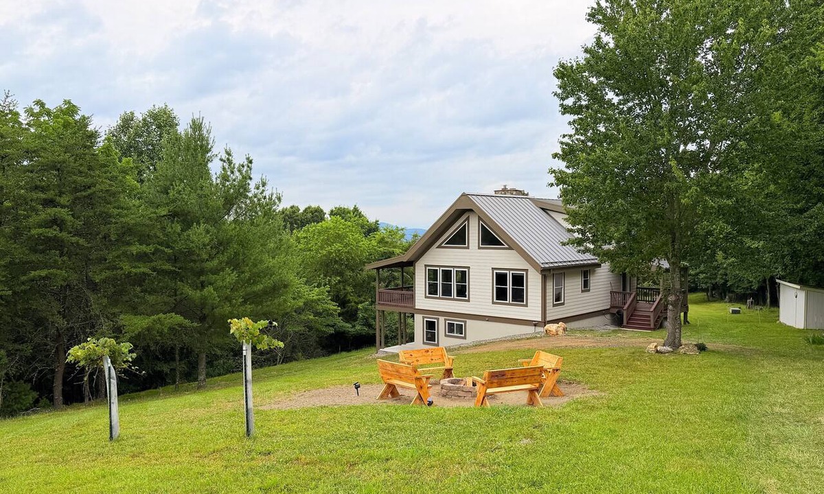 Floyd Cabin | Luxury-Cozy Mountain Retreat for Nature Lovers-Wildlife,Views & Complete Privacy