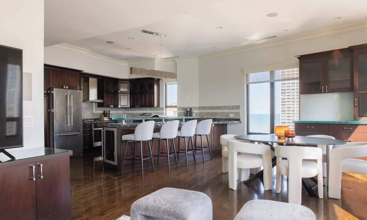 Rush and Division Apartment | Luxury Designer Penthouse Combo | NW | Gold Coast