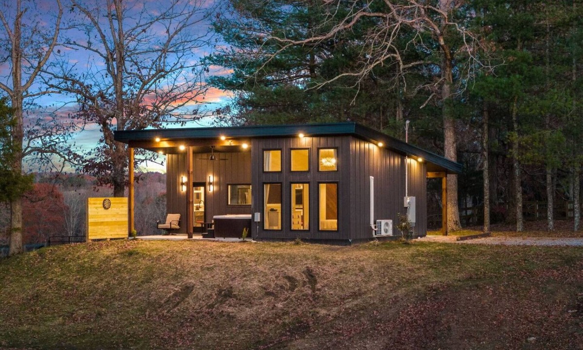 Jamestown House | Luxury Escape: Hot Tub, King Bed, Ranch View
