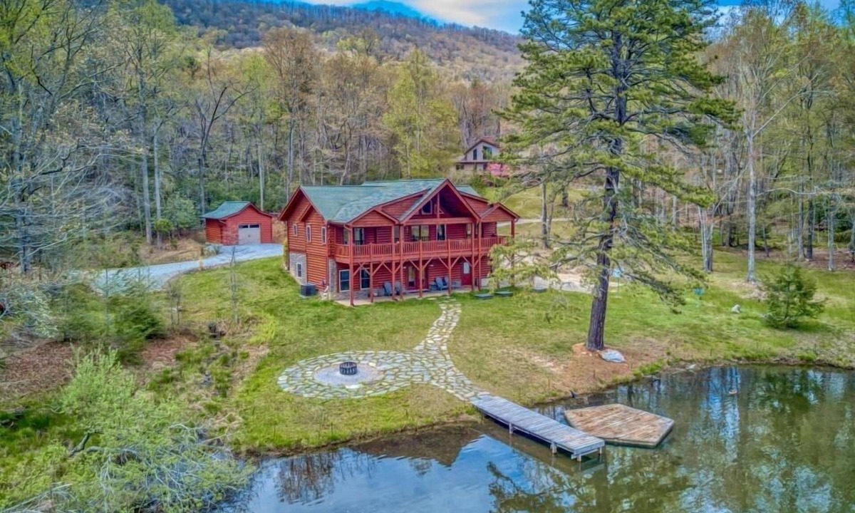 Mills River Cabin | Luxury Lakefront Cabin Near Asheville | Private Fishing Dock, Fire Pit, Kayaks