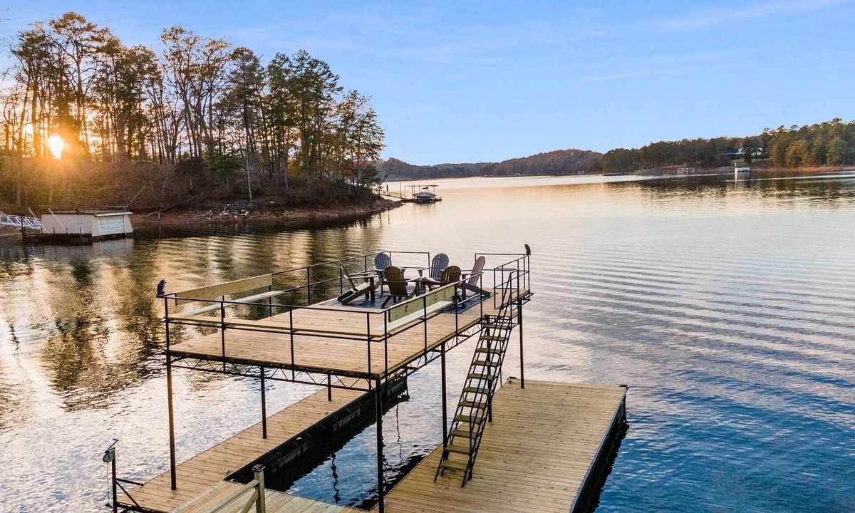 Gainesville House | Luxury Lakefront Retreet 4-4, Spacious, Party dock with Sunsets and sandy beach!