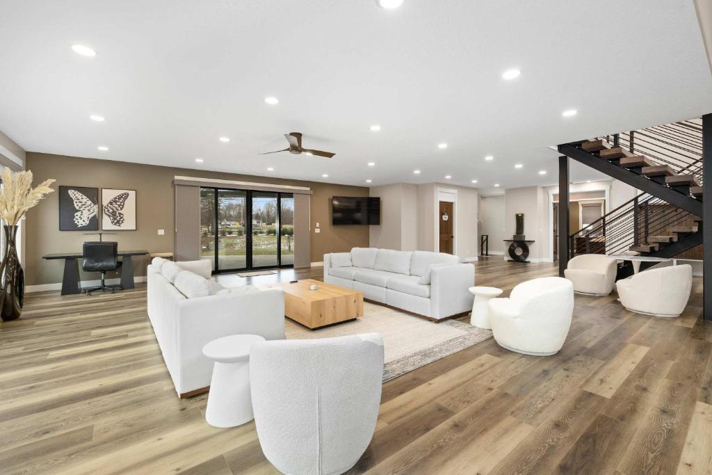 Spencerville House | Luxury Modern Lodge Near Fort Wayne with River Views