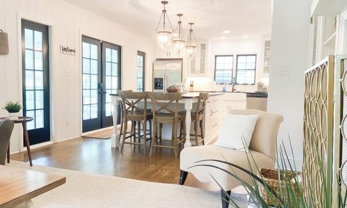 Charlotte House | Luxury SouthPark Villa 3BR Spa Tub Chef’s Kitchen Near Dining & Uptown