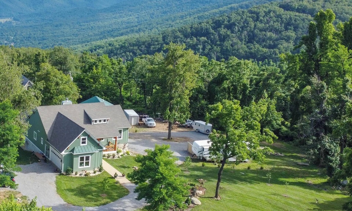 Afton Apartment | Luxury Studio/1 Bdrm. w/Blue Ridge Mtn. Views, Dog Friendly, W/D, 3 min. To I-64