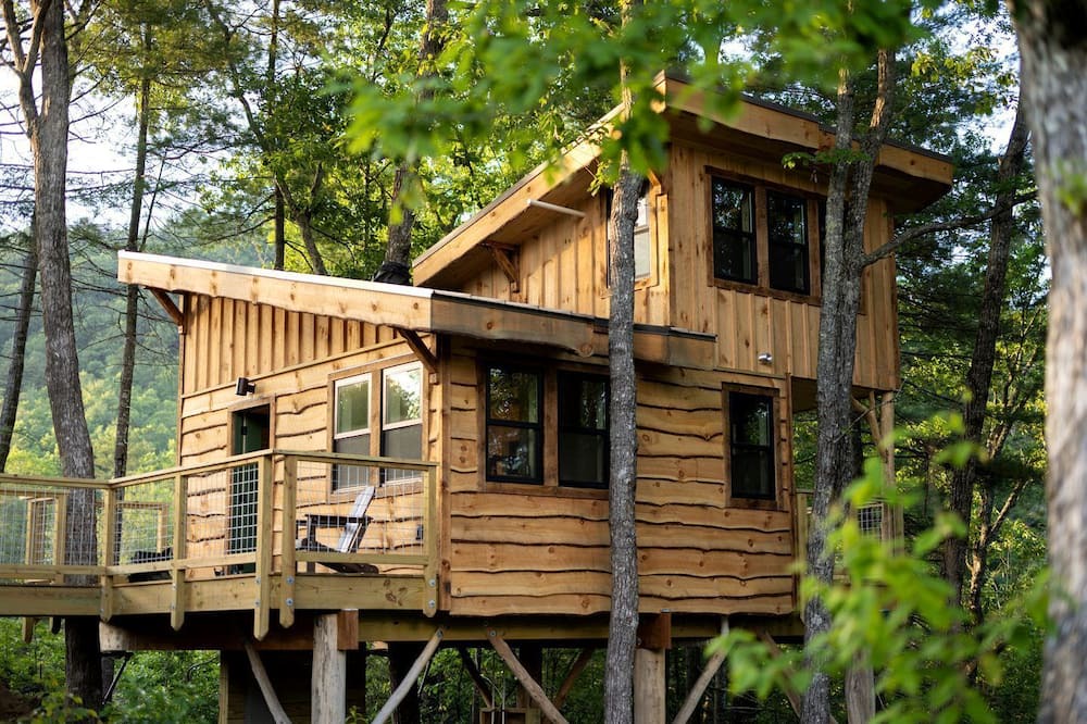 Zirconia Cabin | Luxury Treehouse Glamping with Soaking Tub & Pizza Oven Near Waterfalls, Zirconia, NC