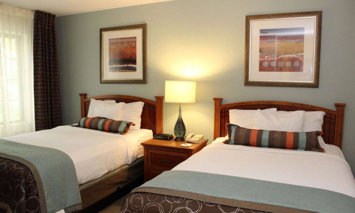 Vancouver Hotel | Make Your Trip More Enjoyable! Near Orchards Park West, Free Breakfast, Pool!