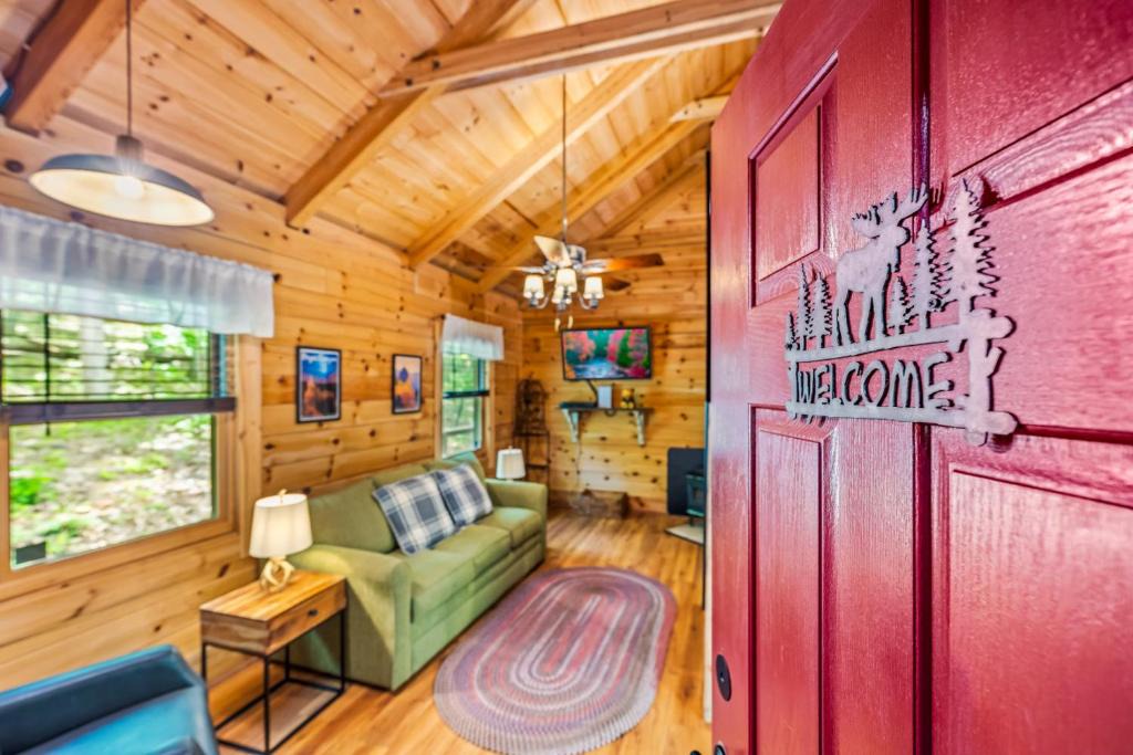 Berkeley Springs House | Mallard Creek Cabin - Firepit - Kitchenette - Large Deck - Gas Grill