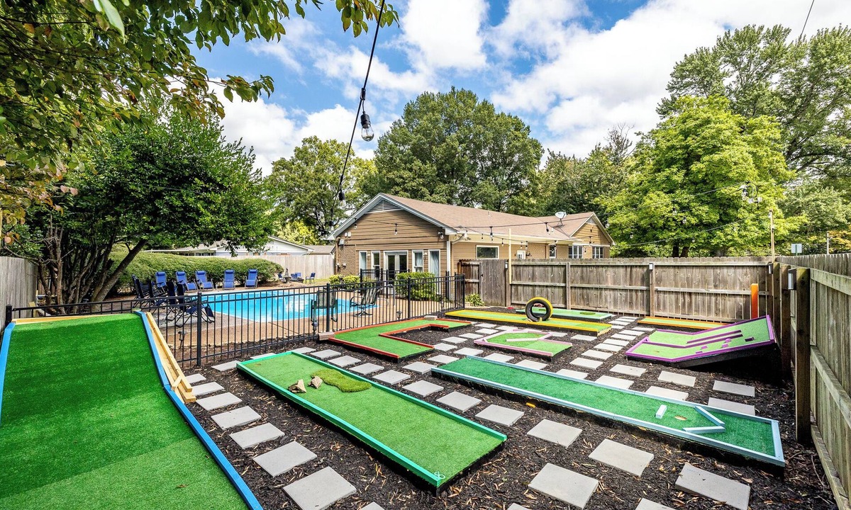 East Memphis House | Mini-Golf ~ Heated Pool ~ Hot Tub ~ Game Room