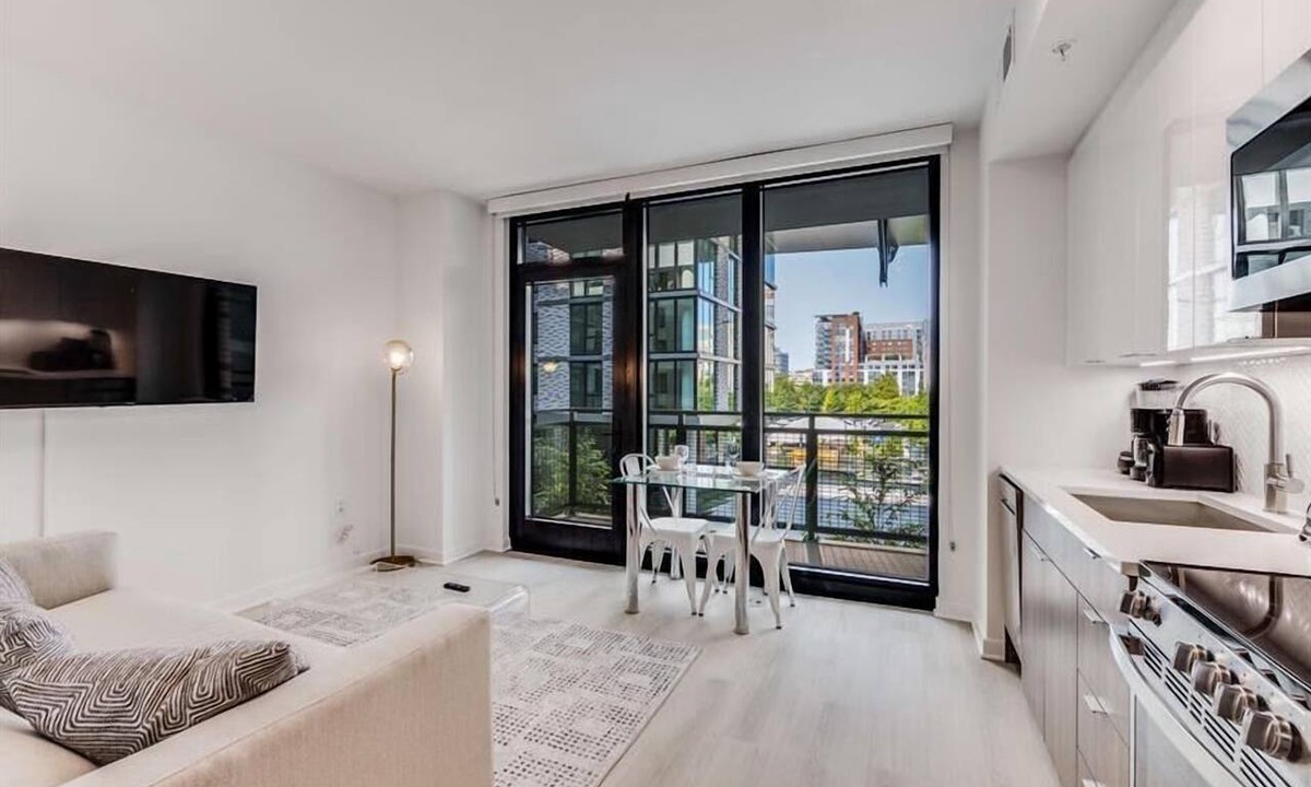NoMa Hotel | Mins from Metro Red Line 1 BR Bal | Capitol Hill