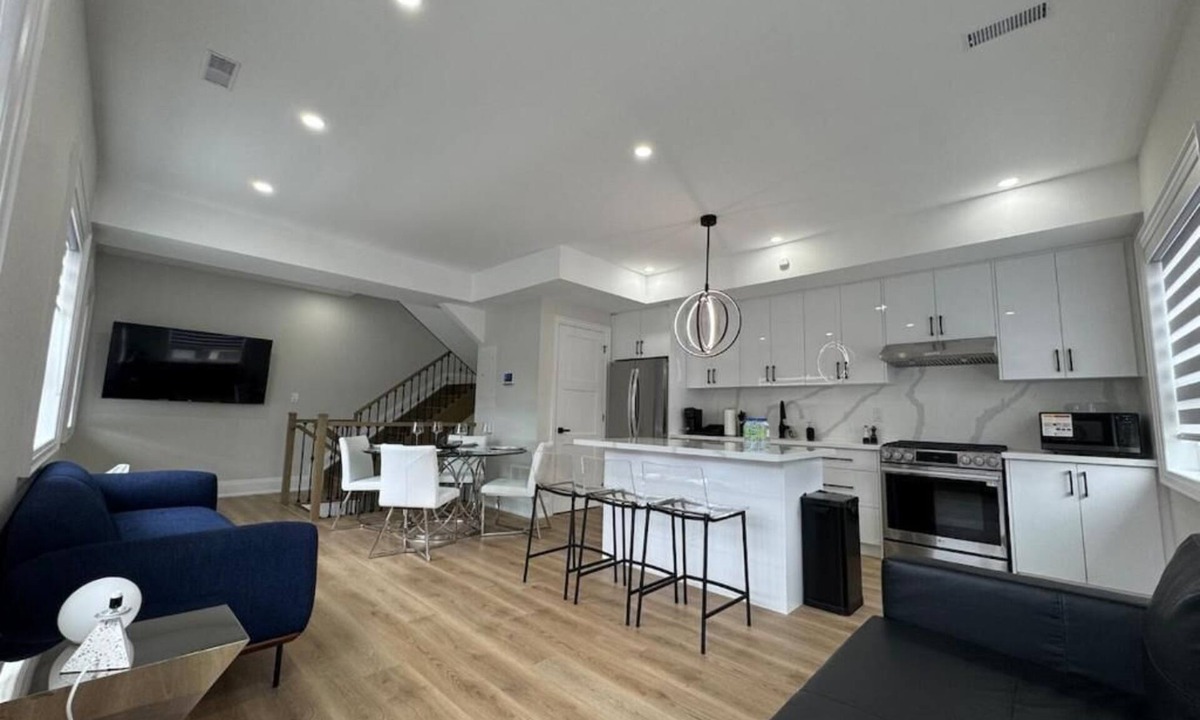 Dovercourt Park Apartment | Mins from Toronto Downtown UFT Exhibition Place
