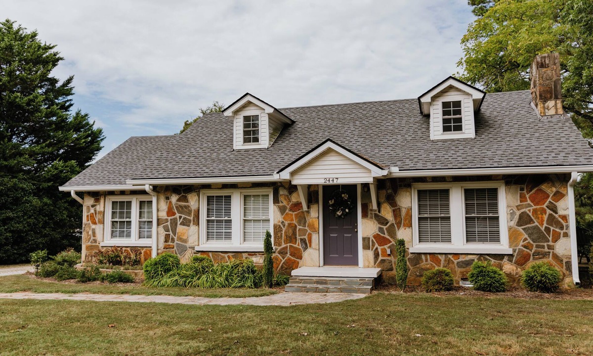 Central House | Minutes from downtown Clemson and boat landings on Kewoee and Hartwell