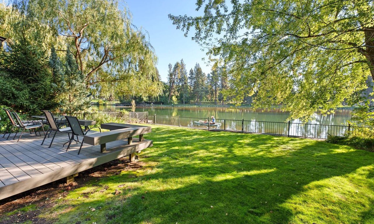 Bend House | Mirror Pond - Cozy Cabin Directly on Mirror Pond - Deschutes River!
