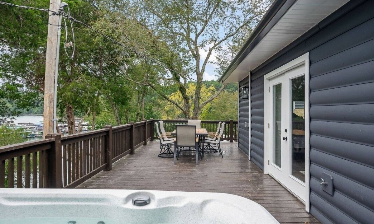 Allons Cabin | Mitchell Creek Marina Villa 2
