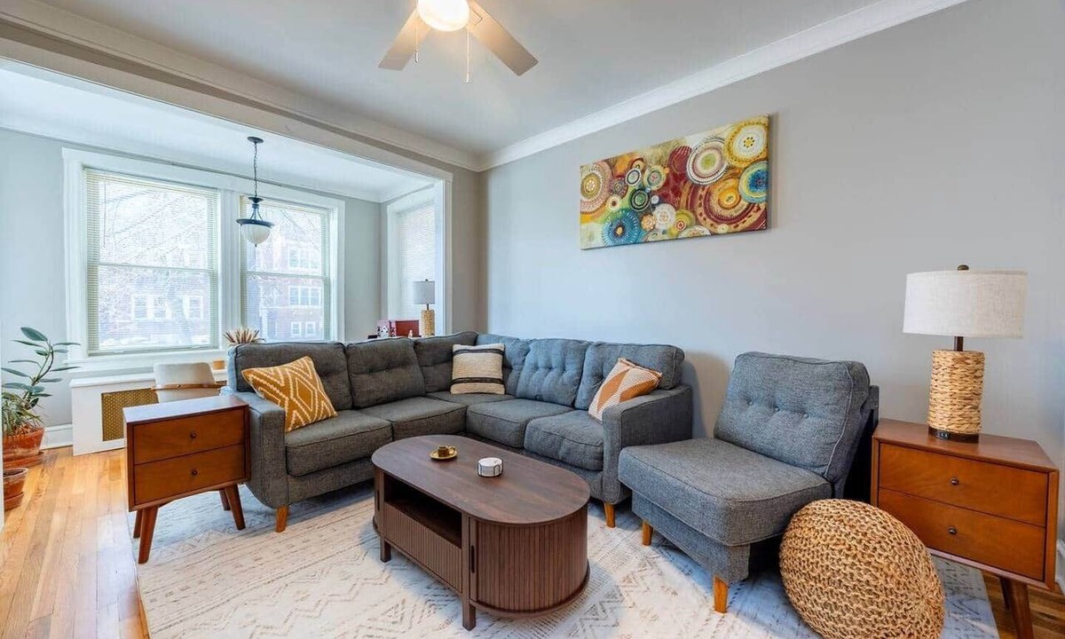Avondale Apartment | Modern 2BR Avondale with Free Parking Near CTA