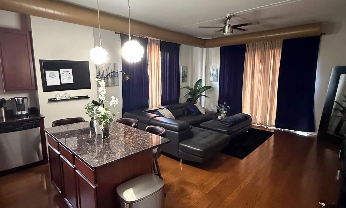 Tri-Taylor Apartment | Modern 2BR, Private Elevator, Near United Center and Secure Parking