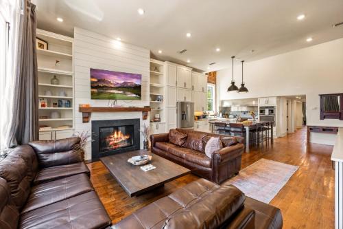 Downtown Knoxville House | Modern 3BR Condo Walk to Downtown and UT with Parking
