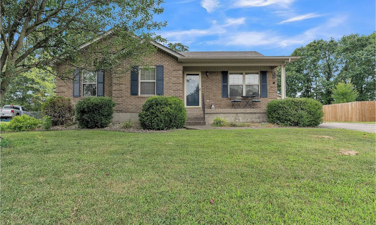 Shepherdsville House | Modern Comfort Bourbon Trail & Derby Fenced yard full kitchen parking