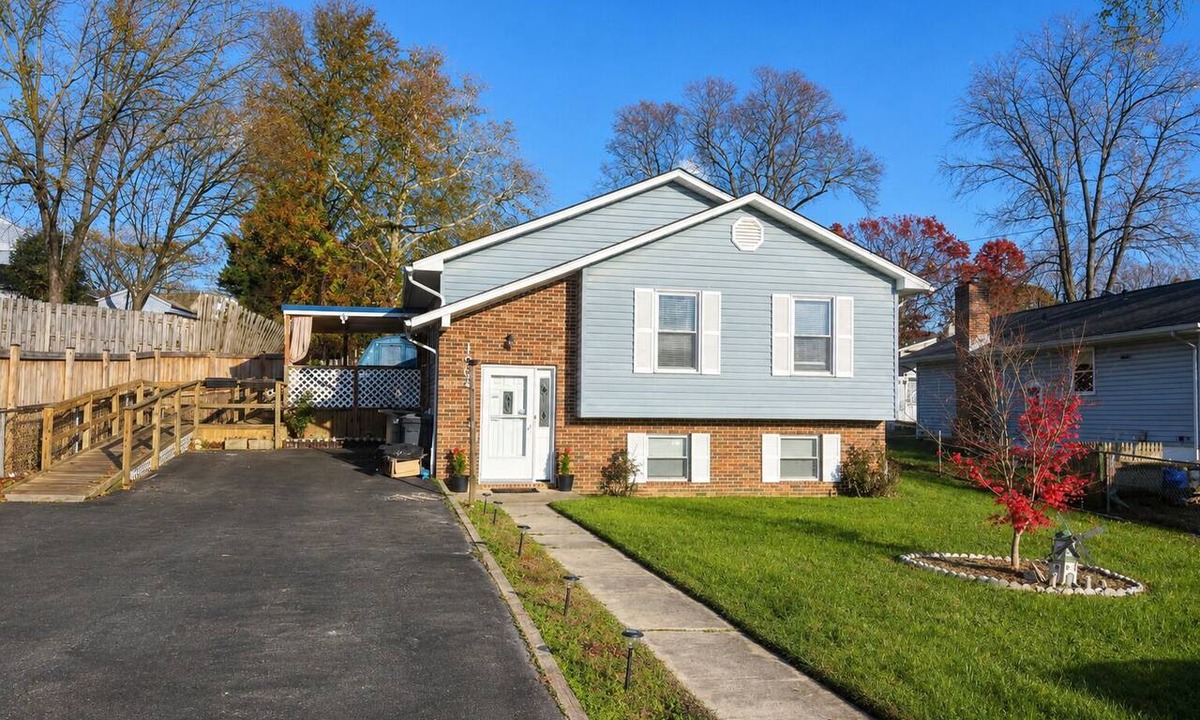 Halethorpe House | Modern Halethorpe Home. Sleeps 8. 4 Beds. Near BWI, UMBC & Baltimore