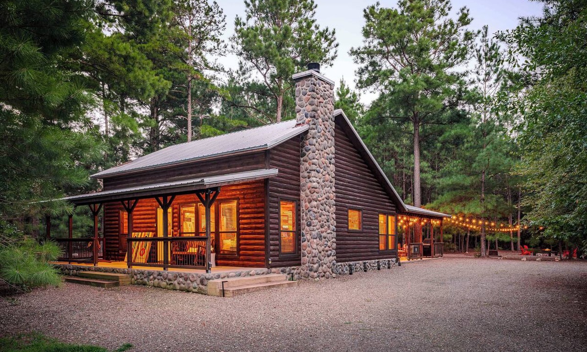 Hochatown Cabin | Modern Hochatown Cabin: 2 King Suites w/Private Baths, Hot Tub & Arcade