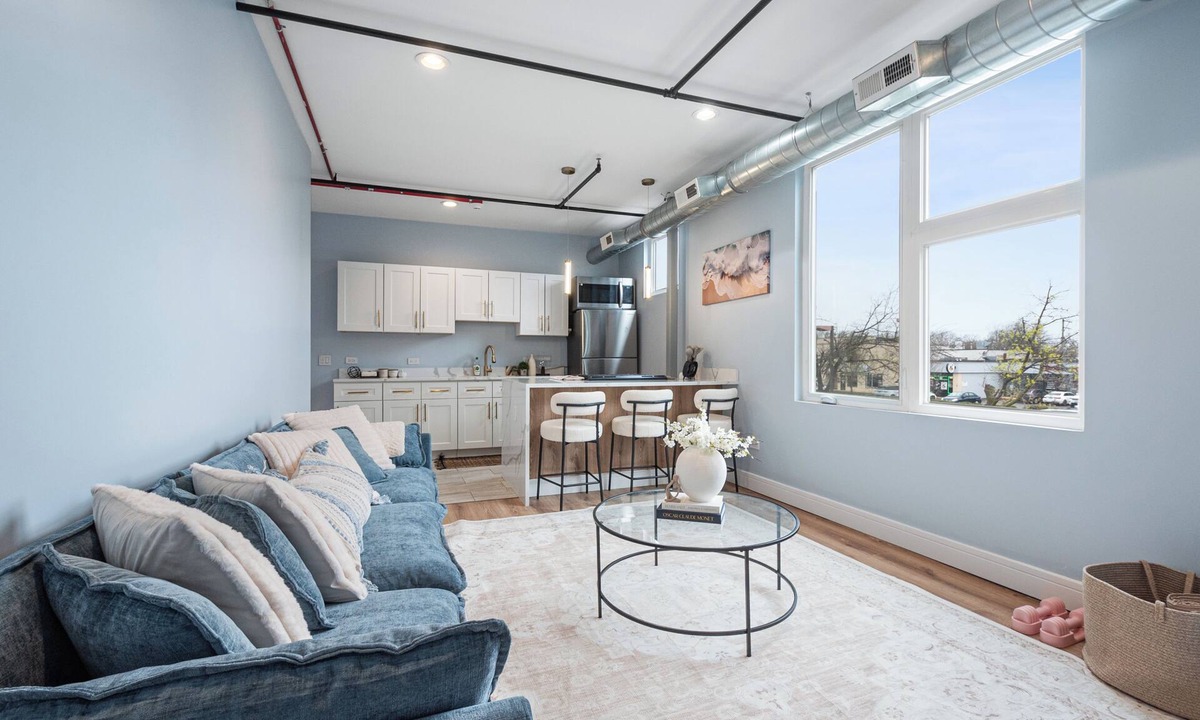 Forestview Apartment | Modern Luxury 2BR Near Downtown Chicago - Sleeps 6 & Designer Stay