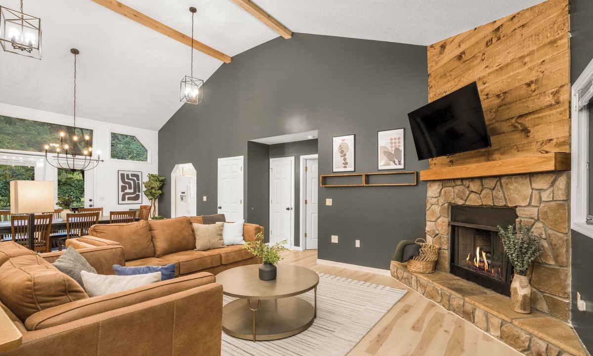 Massanutten House | Modern Mountain Chalet with Hot Tub, Sleeps 14