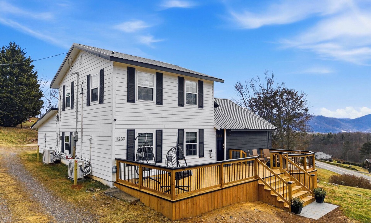 Clyde House | Modern Mountain Retreat! Views and Stargazing!