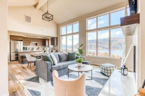 Mosier House | Modern mountain & river-view house with balcony deck gym and WiFi