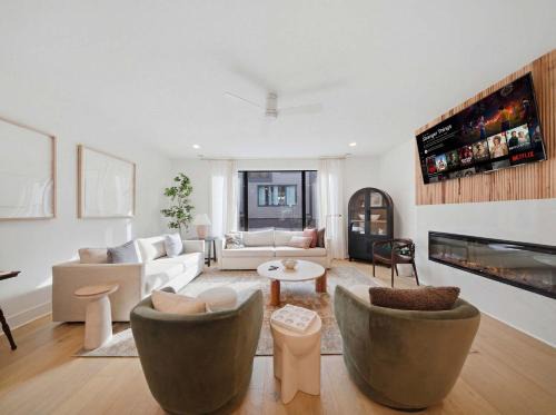 Hurwood Heights Apartment | Modern Multi-Level Retreat with Rooftop Hot Tub