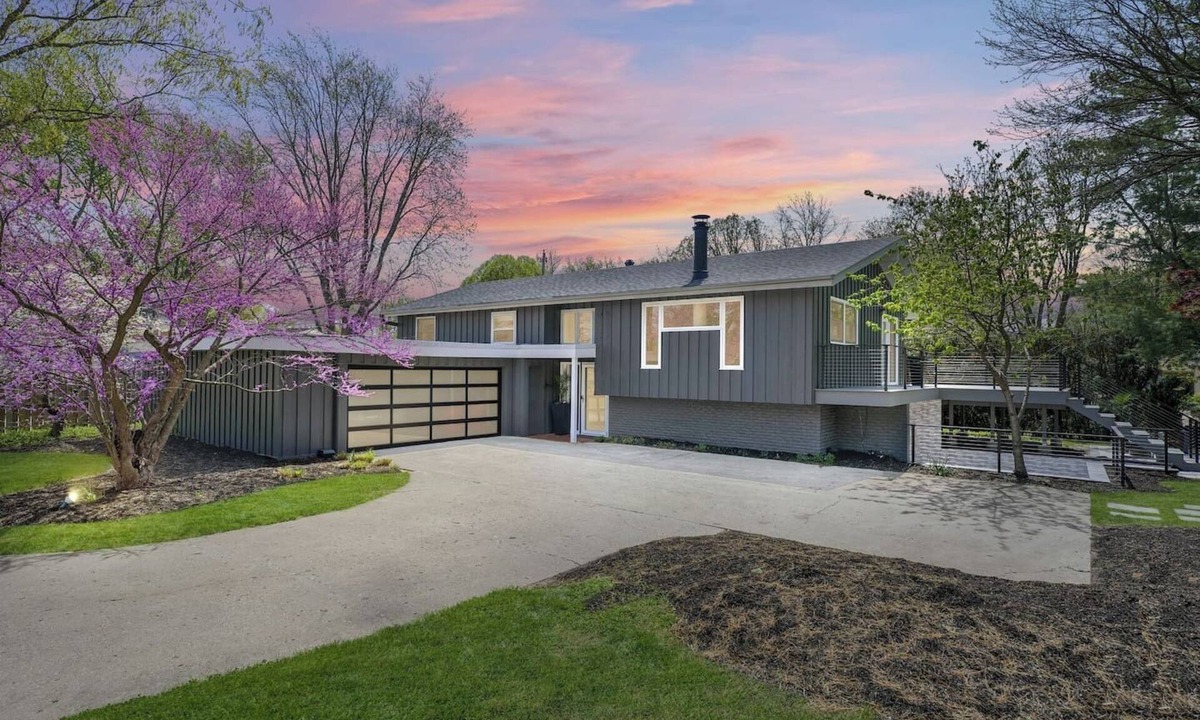 Champaign House | Modern on Monterey, 5 mins from Memorial Stadium