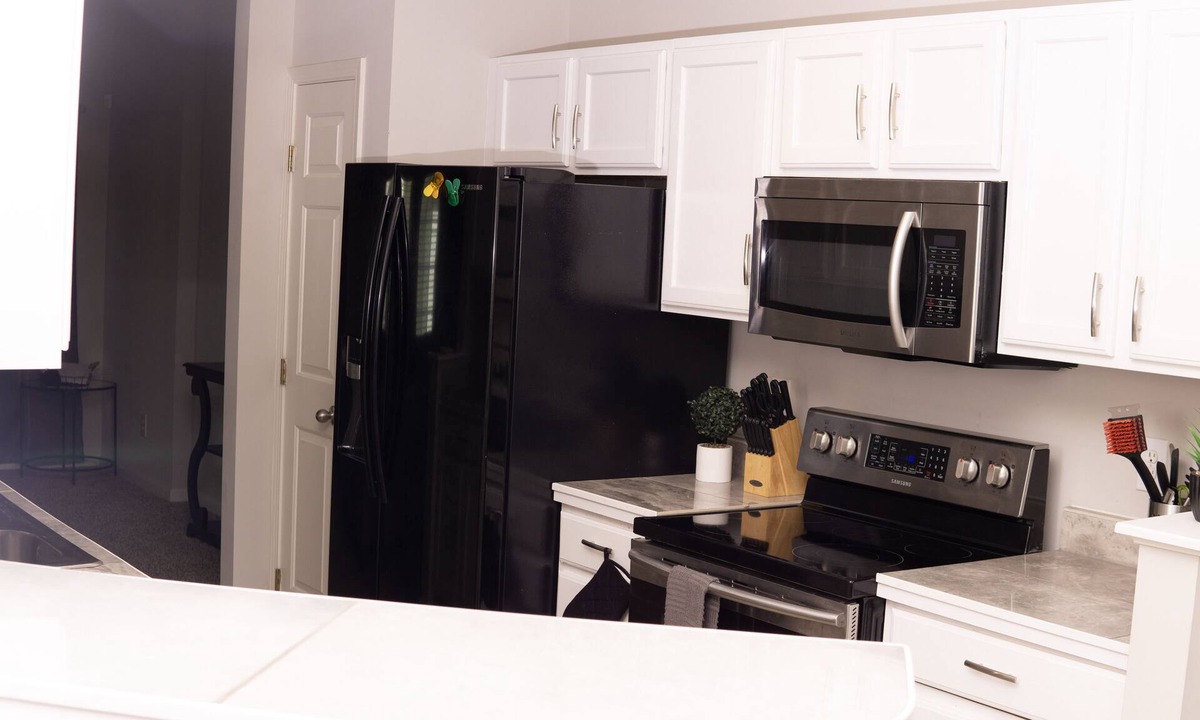 Davis Lake - Eastfield House | Modern & Spacious Townhome in University Area