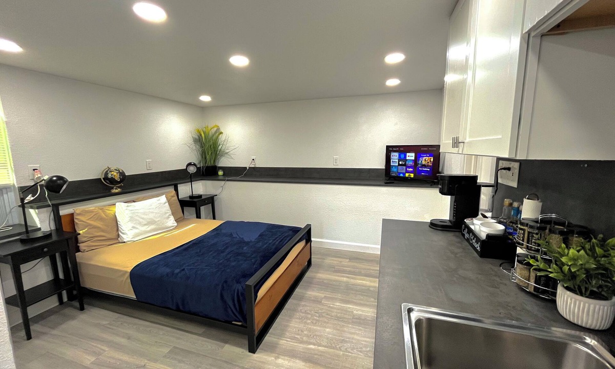 Sylvan Hills Apartment | Modern Studio in Atlanta - 12 Min to Downtown, Parking, A/C, Washer/Dryer!