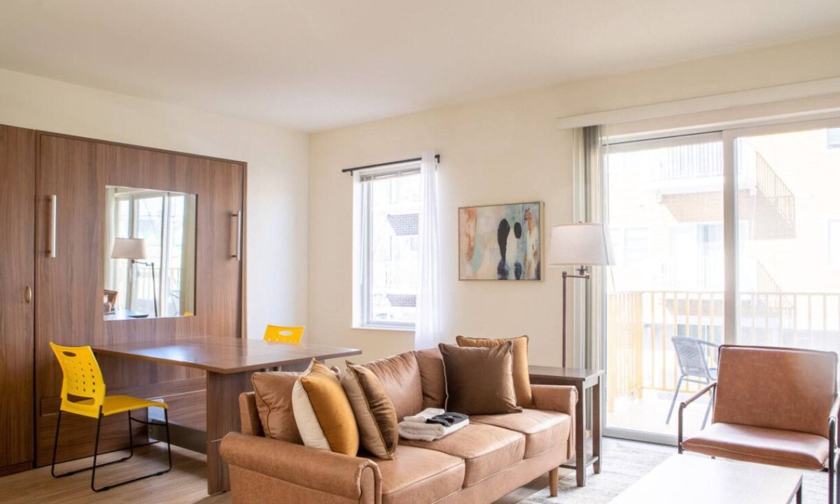 Fifth Ward Apartment | Modern Walker`s Point Studio with Gym and Balcony
