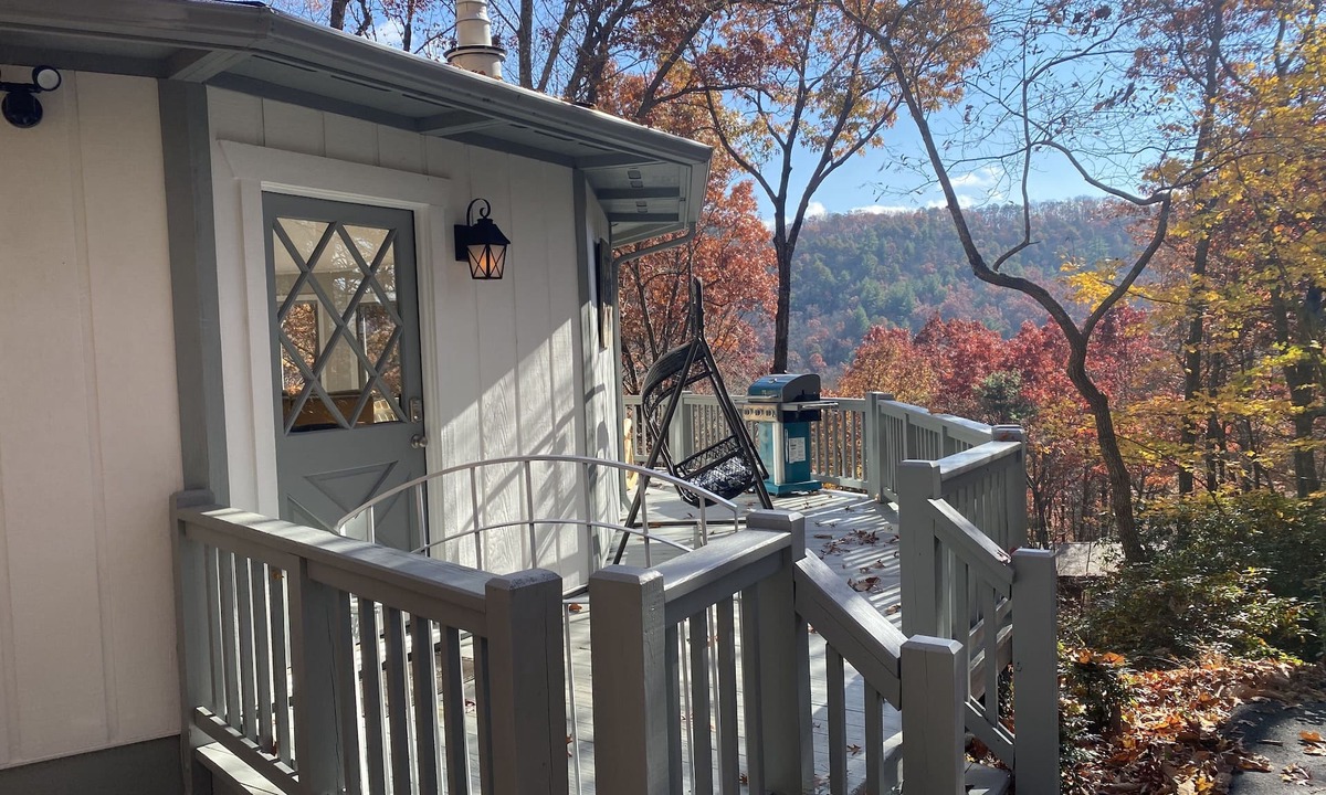 Montreat Cabin | MONTREAT ROUND HOUSE - Mountain views, Renovated, Hot Tub, Fire Pit