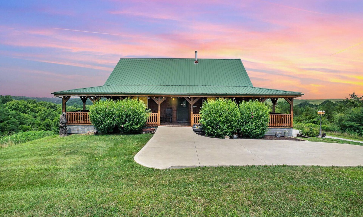 Williamstown Cabin | Most charming cabin blended with rustic warmth & modern comfort in williamstown