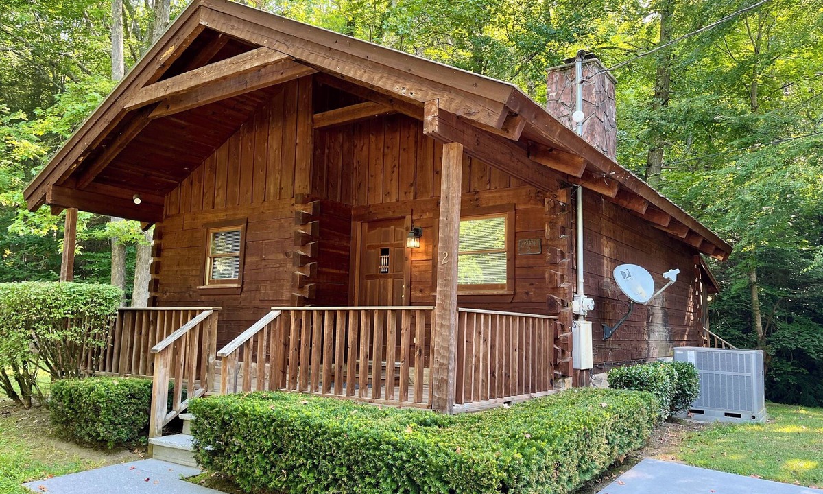 Sevierville Cabin | Mountain Falls 2 | Creekside + Near Pigeon Forge