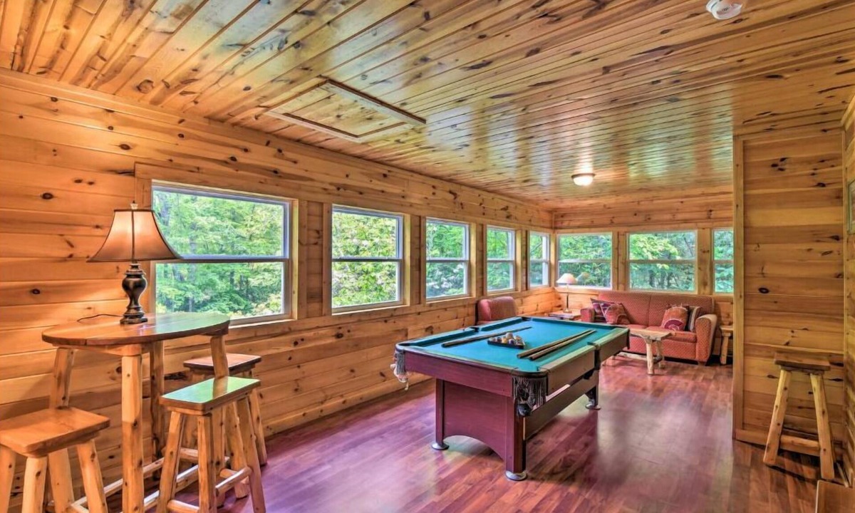 Helen Cabin | Mountain Laurel 2/2! Pool table! Firepit! Close to Helen.