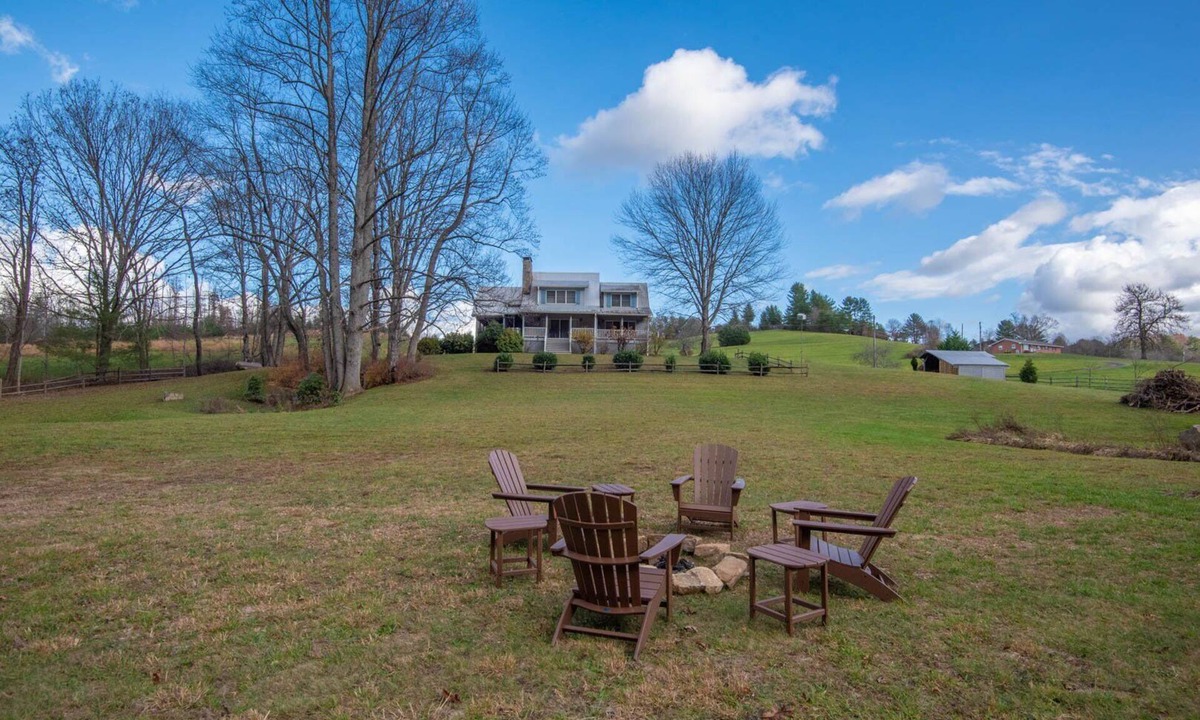 West Jefferson House | Mountain River Getaway | Steps Away from the Pristine New River | Dogs Welcome