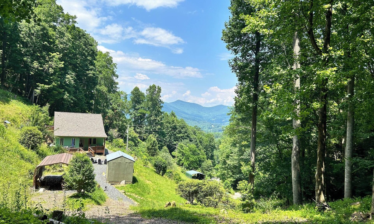 Burnsville Cottage | Mountain Serenity Awaits-Charming 3 BDR Cottage w/Scenic Views and Privacy