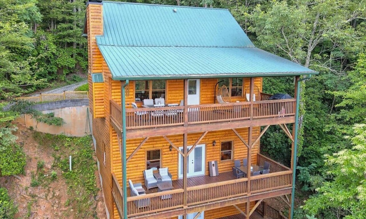 Screamer Mountain House | Mountain View Log Cabin, Game Room, Dog Friendly