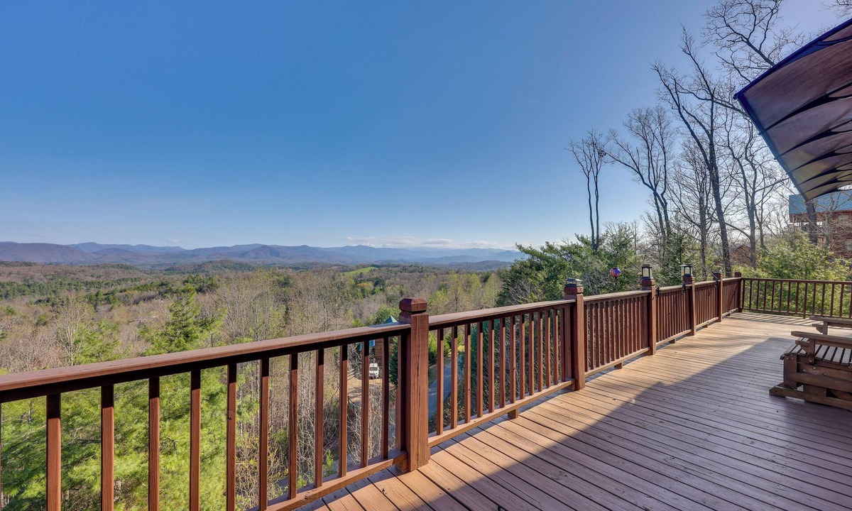 Unaka Cabin | Mountain-View Murphy Cabin w/Shared Fire Pit