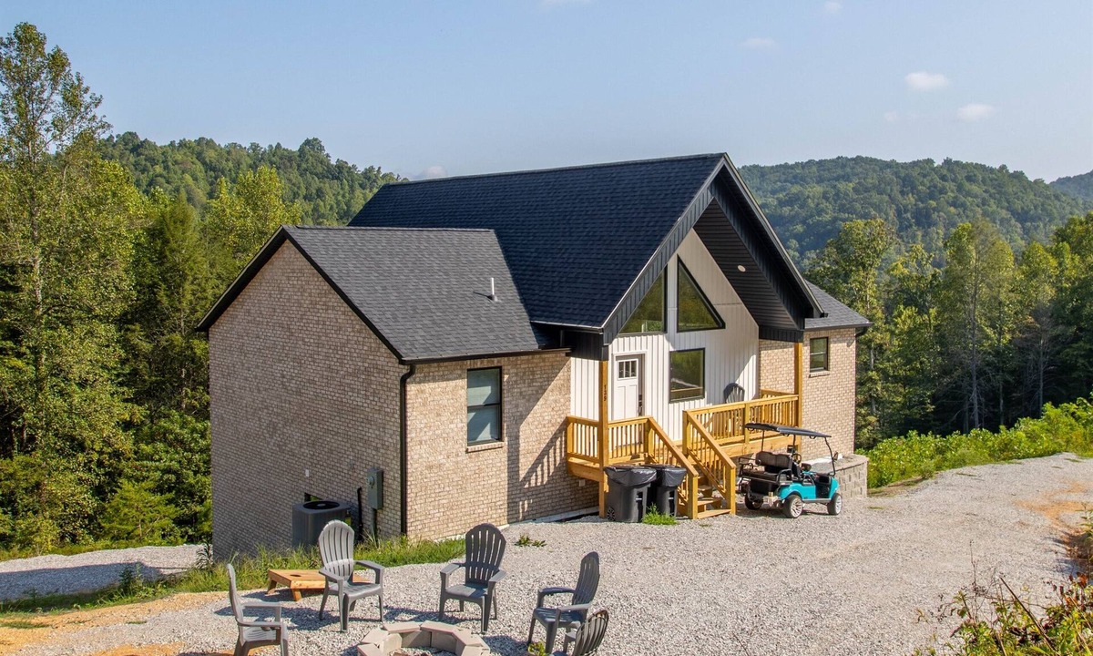 La Follette House | Mountain Views, Lake access, Brand new 6 BR 5Bath, Sleeps 18Pet Friendly