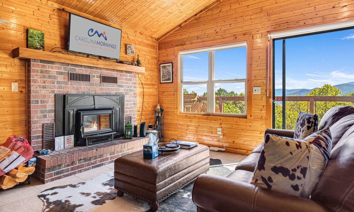 Waynesville Cabin | Mountain Vista | Hot Tub, Views & 2 Decks🌄 Near Waynesville + Biltmore Pass