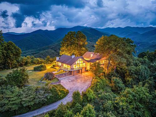 Bryson City Villa | Mountaintop Villa with 360 View, Theater, Hot Tub